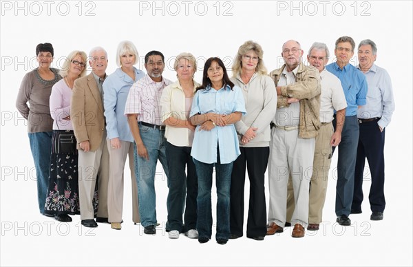 A group of people standing in a row. Photo : momentimages