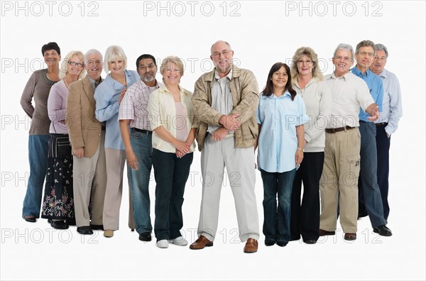 A group of people standing in a row. Photo : momentimages