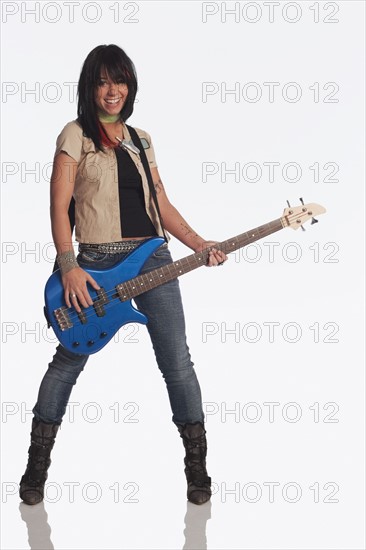 Teenage girl playing electric guitar. Photo : Stewart Cohen