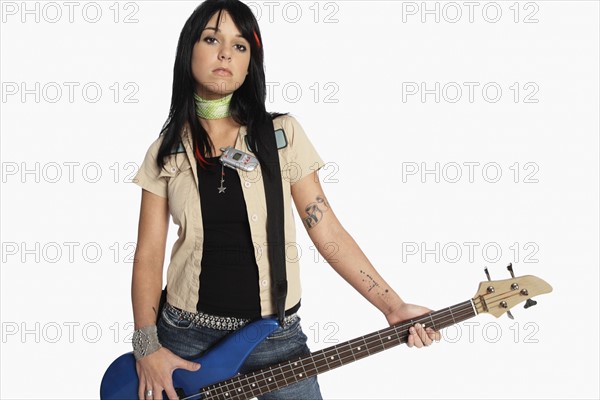 Teenage girl playing electric guitar. Photo : Stewart Cohen