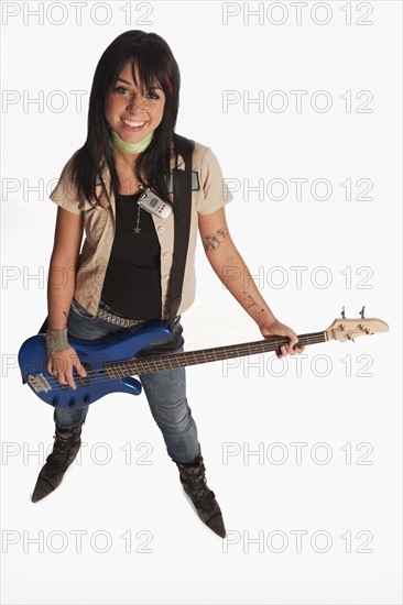 Teenage girl playing electric guitar. Photo : Stewart Cohen