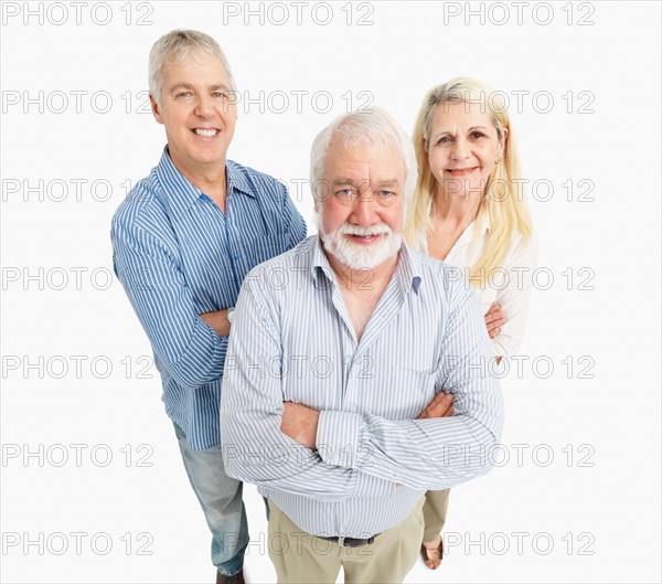 Three people standing with their arms crossed. Photo : momentimages