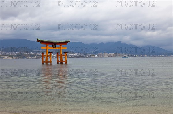 Japanese temple in water. Photo : Lucas Lenci Photo