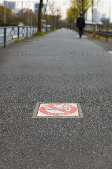 No smoking sign on sidewalk. Photo : Lucas Lenci Photo