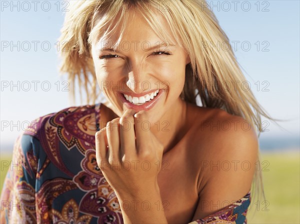 Pretty blond woman laughing. Photo : momentimages