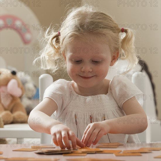 Young girl playing memory game. Photo : Mike Kemp