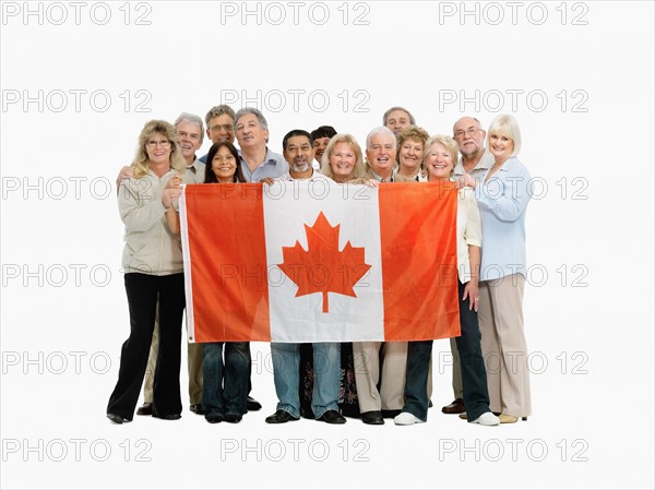 Group of people holding a Canadian flag. Photo : momentimages