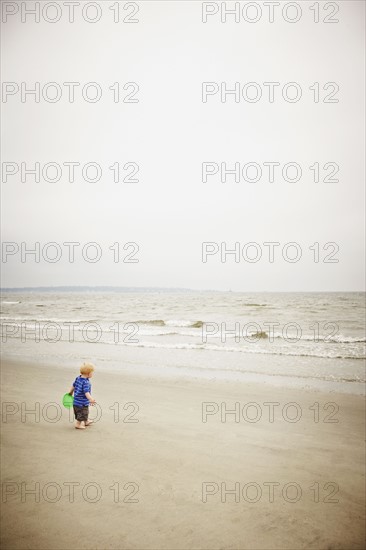 Child alone on the beach. Photo : Shawn O'Connor