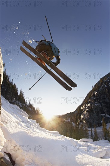 Skier mid jump in Aspen Colorado. Photo : Shawn O'Connor