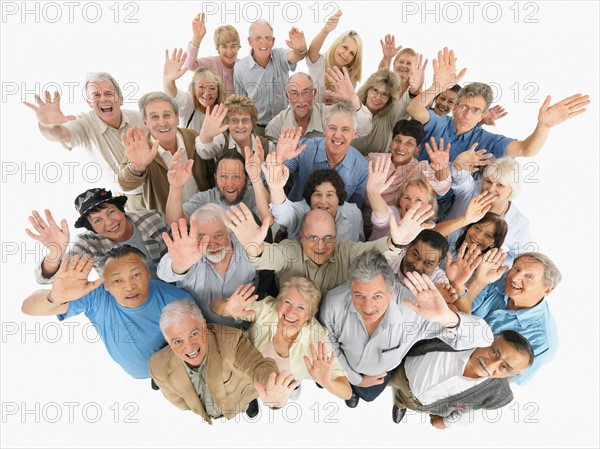 A group of people waving while looking up. Photo : momentimages