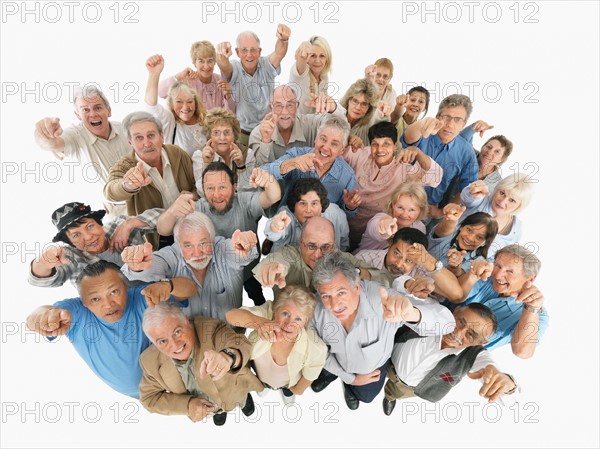 A group of people pointing up. Photo : momentimages