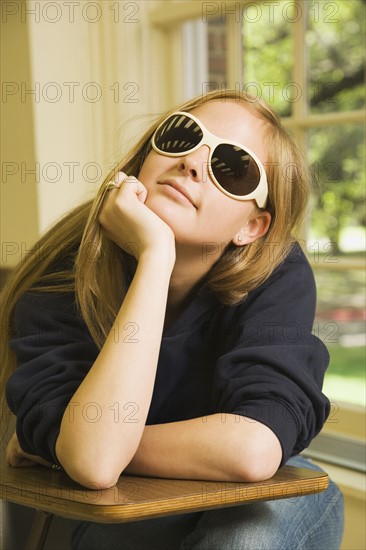 Teenage student daydreaming at her desk. Photo : Stewart Cohen