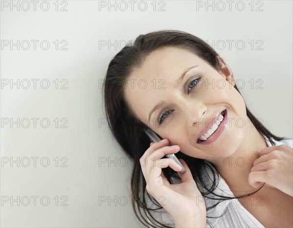 Relaxed woman talking on cellular phone. Photo : momentimages