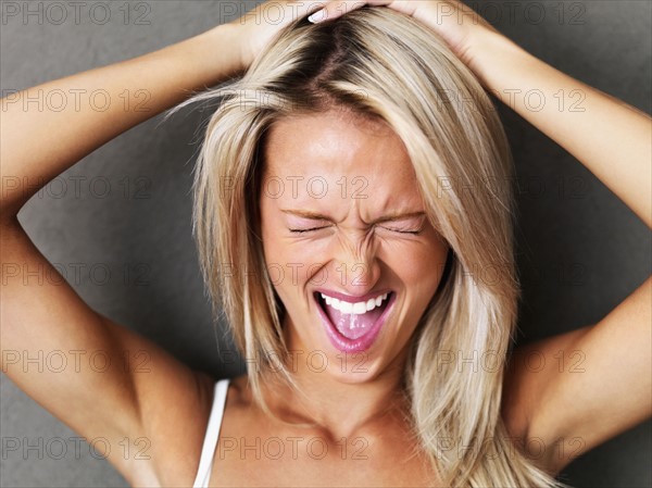 Beautiful blond woman screaming. Photo : momentimages