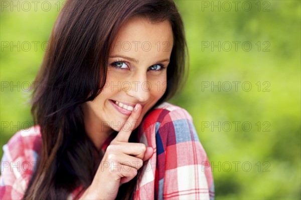 Portrait of a beautiful brunette woman. Photo : momentimages