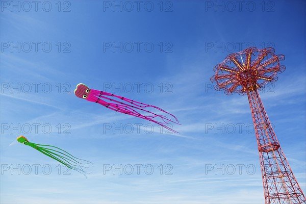 Kites and amusement park ride. Photo : fotog