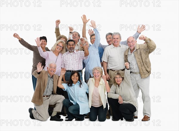 A group of people waving. Photo : momentimages