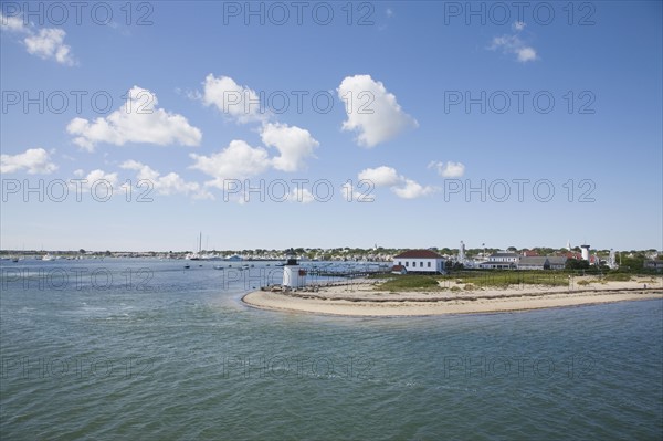 Harbor and Brant Point lighthouse in Nantucket. Photo : Chris Hackett