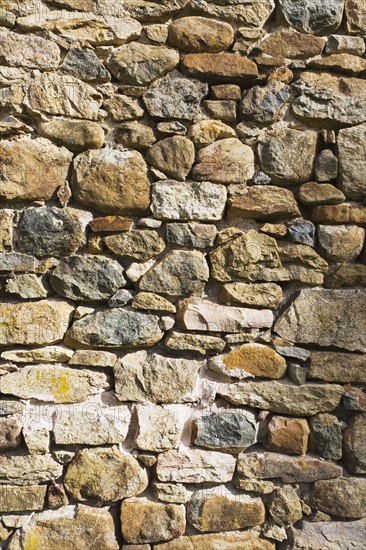 Stone barn wall. Photo : Chris Hackett