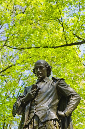 Statue of Shakespeare in Central Park.