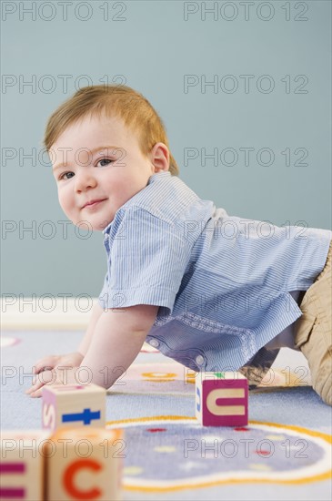 Toddler playing with blocks. Photo : Jamie Grill