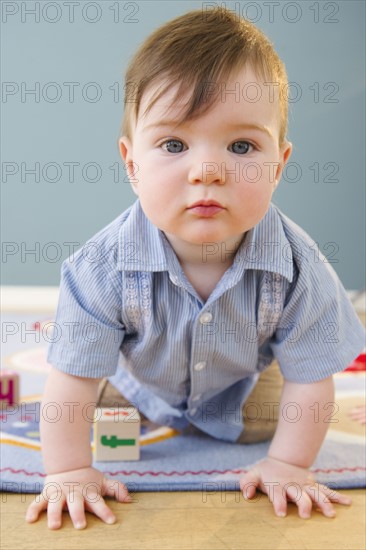 Toddler playing with blocks. Photo : Jamie Grill