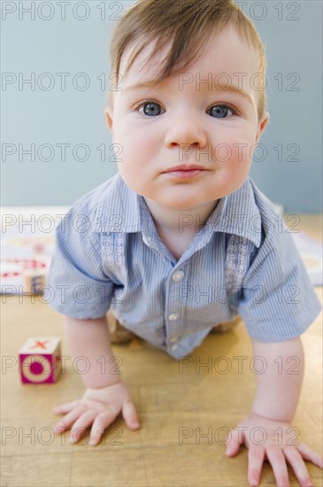 Toddler crawling on floor. Photo : Jamie Grill