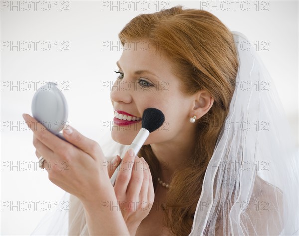 Bride putting on blush. Photo : Jamie Grill