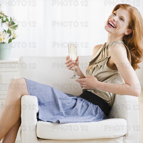 Woman drinking champagne. Photo : Jamie Grill