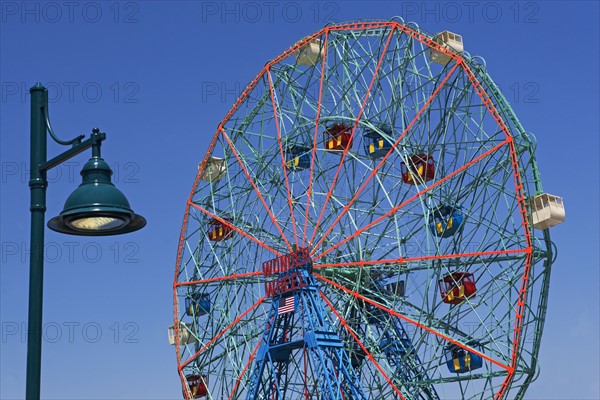 Ferris wheel and lamppost. Photo. fotog