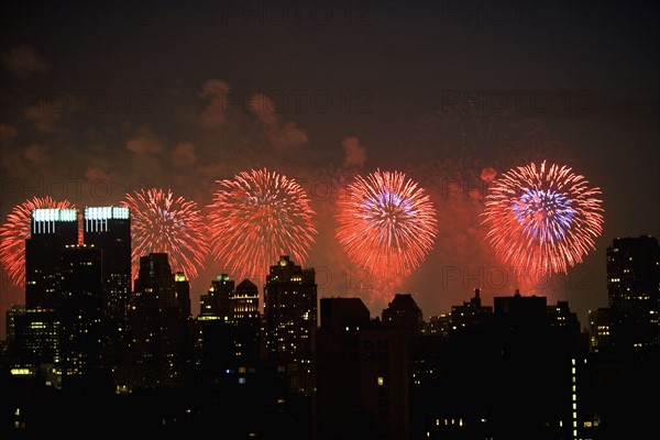 Fireworks over New York City skyline. Photo : fotog