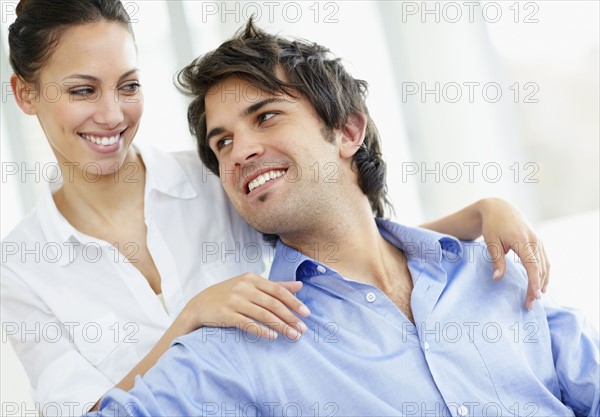 Couple relaxing together. Photo : momentimages