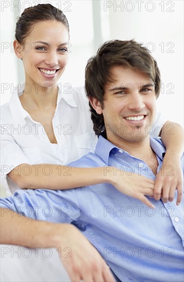 Couple relaxing together. Photo : momentimages