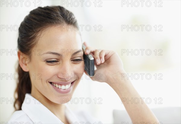 Woman talking on cell phone. Photo : momentimages