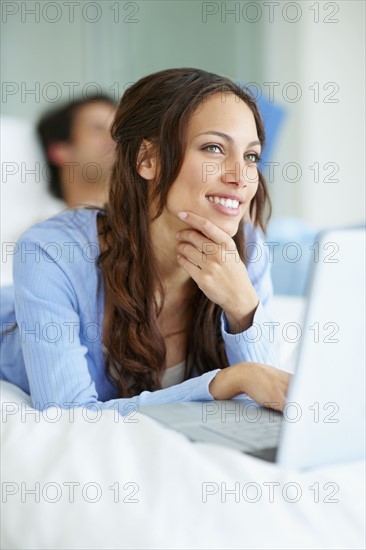 Woman browsing the internet. Photo : momentimages