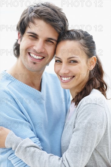 Couple embracing. Photo : momentimages