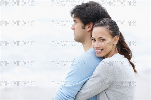 Couple embracing. Photo : momentimages