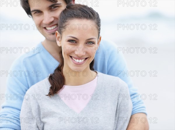 Couple embracing. Photo : momentimages