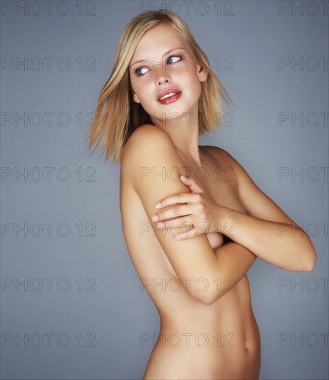 Naked blond woman. Photo : momentimages