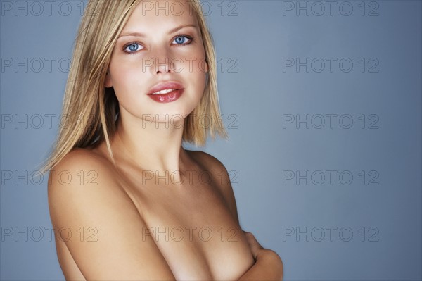 Naked blond woman. Photo : momentimages