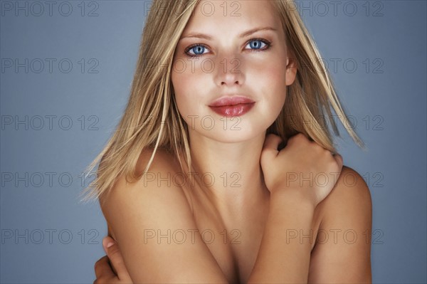 Naked blond woman. Photo : momentimages