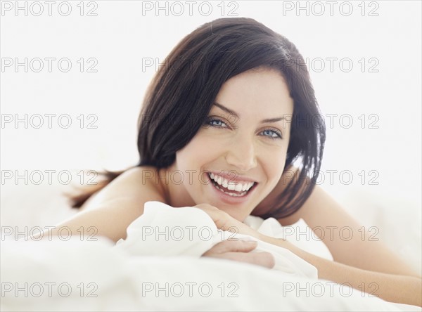 Sexy woman lying on bed. Photo : momentimages