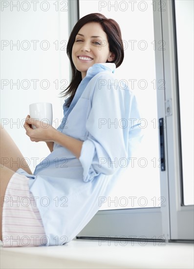 Attractive brunette drinking coffee. Photo : momentimages