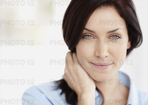 Beautiful brunette woman. Photo : momentimages