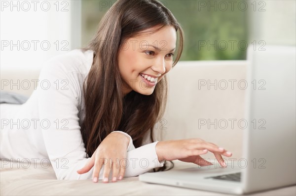 Woman browsing the internet. Photo : momentimages