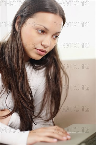 Woman browsing the internet. Photo : momentimages