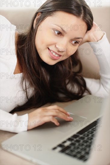 Woman browsing the internet. Photo : momentimages