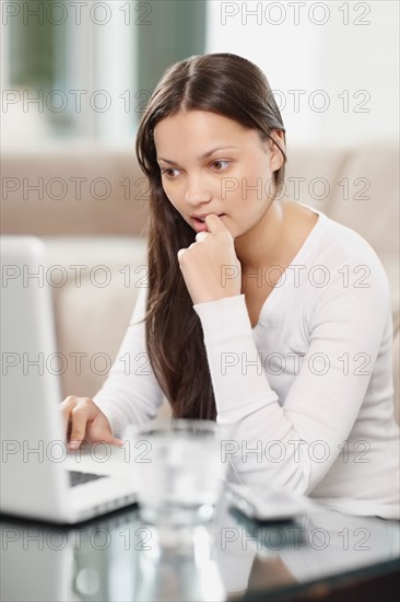 Woman browsing the internet. Photo : momentimages