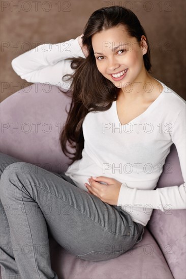 Woman relaxing on couch. Photo : momentimages