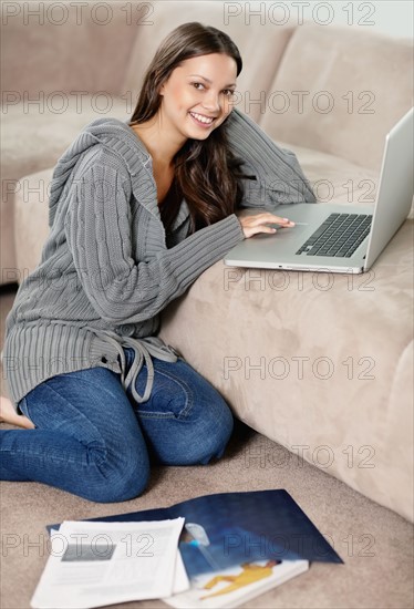 Woman browsing the internet. Photo : momentimages